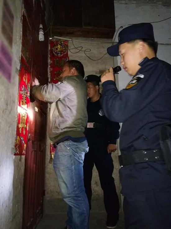 天门粗心妈妈误将幼女锁家中 民警全城寻开锁师傅开门