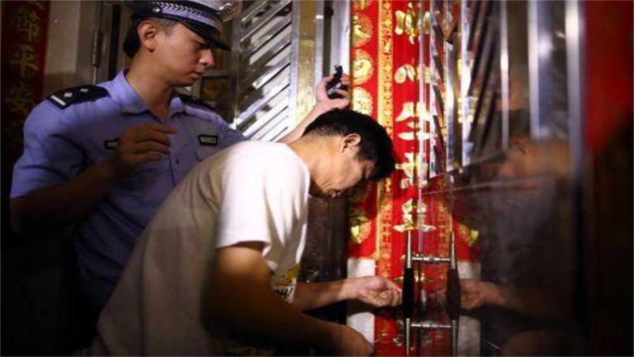 天门请开锁师傅开了锁后，师傅为什么一般都不进门，就算主人请也不进去？